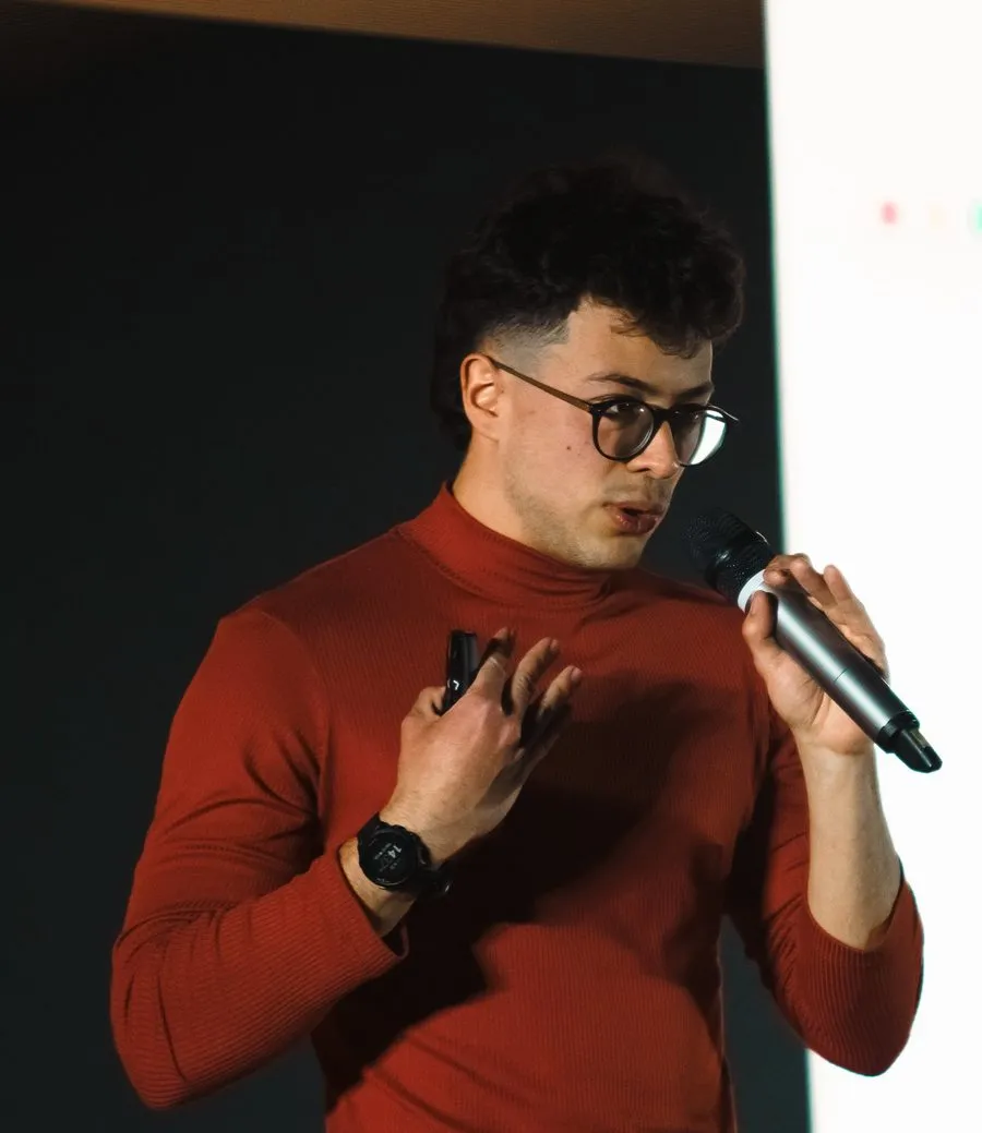 Martín speaking on stage with a microphone